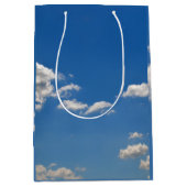 Sky is blauw en witte wolken gaan langs medium cadeauzakje (Voorkant)
