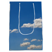 Sky is blauw en witte wolken gaan langs medium cadeauzakje (Achterkant)