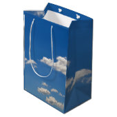 Sky is blauw en witte wolken gaan langs medium cadeauzakje (Achterkant Gekanteld)