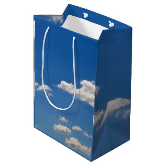 Sky is blauw en witte wolken gaan langs medium cadeauzakje (Achterkant Gekanteld)