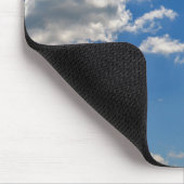 Sky is blauw en witte wolken gaan langs muismat (Hoek)