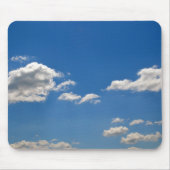 Sky is blauw en witte wolken gaan langs muismat (Voorkant)