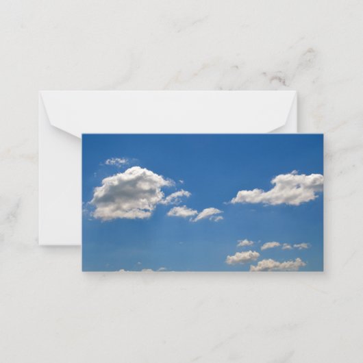 Sky is blauw en witte wolken gaan langs notitiekaartje (Voorkant)