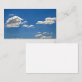 Sky is blauw en witte wolken gaan langs notitiekaartje (Voorkant / Achterkant)