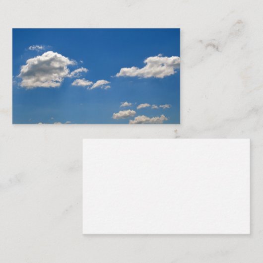 Sky is blauw en witte wolken gaan langs notitiekaartje (Voorkant / Achterkant)