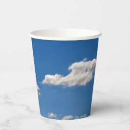 Sky is blauw en witte wolken gaan langs papieren bekers