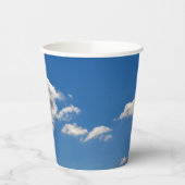 Sky is blauw en witte wolken gaan langs papieren bekers (Links)