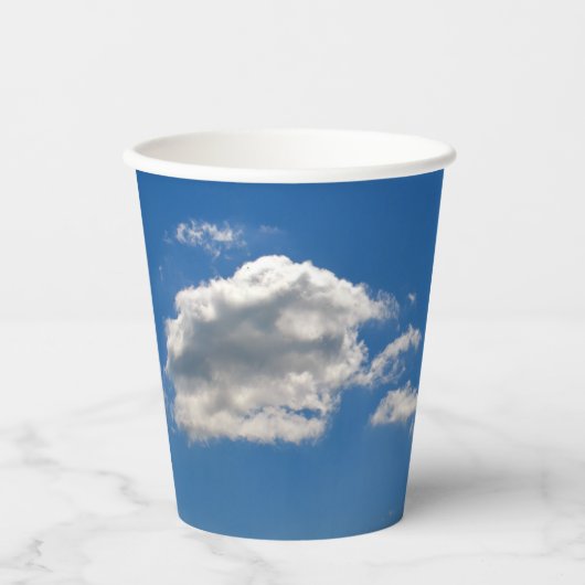 Sky is blauw en witte wolken gaan langs papieren bekers (Voorkant)