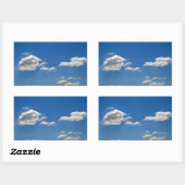 Sky is blauw en witte wolken gaan langs rechthoekige sticker (Vel)