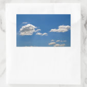 Sky is blauw en witte wolken gaan langs rechthoekige sticker (Tas)