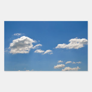 Sky is blauw en witte wolken gaan langs rechthoekige sticker