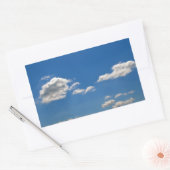 Sky is blauw en witte wolken gaan langs rechthoekige sticker (Envelop)