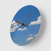 Sky is blauw en witte wolken gaan langs ronde klok (Hoek)