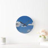 Sky is blauw en witte wolken gaan langs ronde klok (Huis)