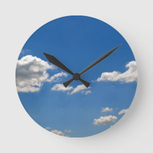 Sky is blauw en witte wolken gaan langs ronde klok