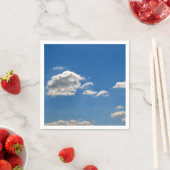 Sky is blauw en witte wolken gaan langs servet (Insitu)