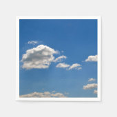 Sky is blauw en witte wolken gaan langs servet (Voorkant)