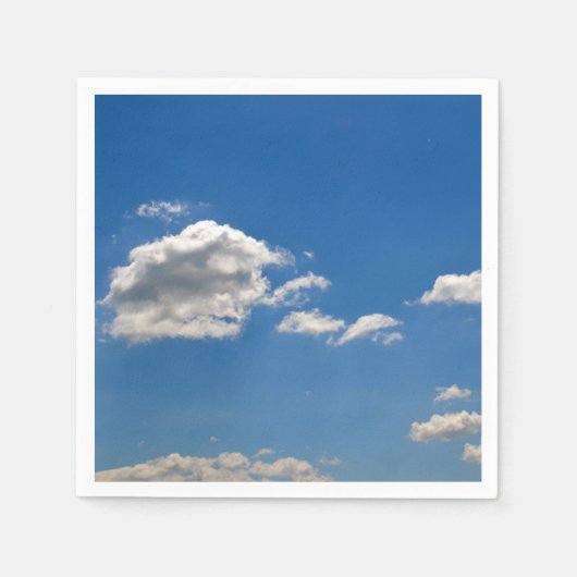 Sky is blauw en witte wolken gaan langs servet (Voorkant)