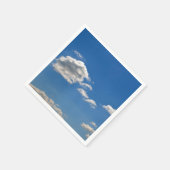 Sky is blauw en witte wolken gaan langs servet (Hoek)