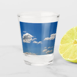 Sky is blauw en witte wolken gaan langs shot glas