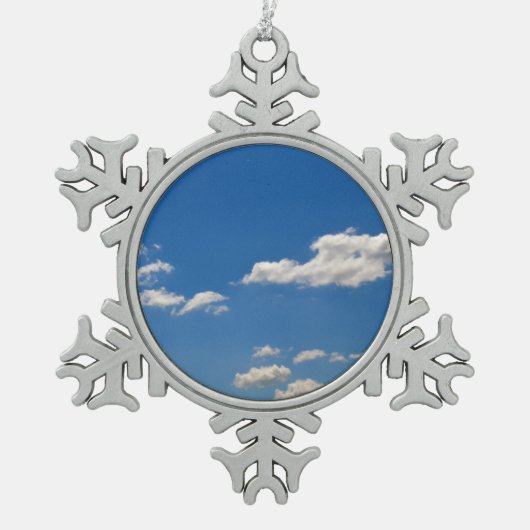 Sky is blauw en witte wolken gaan langs tin sneeuwvlok ornament (Voorkant)