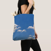 Sky is blauw en witte wolken gaan langs tote bag (Dichtbij)