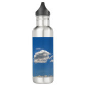 Sky is blauw en witte wolken gaan langs waterfles  (Links)