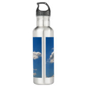 Sky is blauw en witte wolken gaan langs waterfles  (Achterkant)