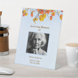 Sky laat elegant begrafenismonument achter reclamebord met voetstuk