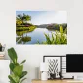 Sky reflectie in nog tropisch meer poster (Thuiskantoor)