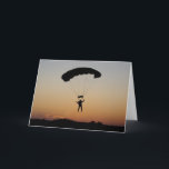 Skydiver Parachute at Sunset Sky Diver Kaart<br><div class="desc">Skydiver parachute drop at sunset offers a great silhouette just before landing. Perfect git for aviation enthusiasts,  skydiversen,  parachutists,  and those interested in the military,  flying & sky diving.</div>