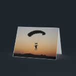 Skydiver Parachute at Sunset Sky Diver Kaart<br><div class="desc">Skydiver parachute drop at sunset offers a great silhouette just before landing. Perfect git for aviation enthusiasts, skydiversen, parachutists, and those interested in the military, flying & sky diving.</div>