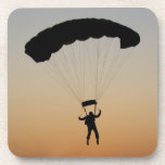 Skydiver Parachute bij Sunset Sky Diver Bier Onderzetter<br><div class="desc">Skydiver parachute druppel op zonsondergang biedt een geweldig silhouet vlak voor de landing. Perfecte git voor luchtvaartliefhebbers,  skydivers,  parachutisten en mensen die geïnteresseerd zijn in het militaire,  vliegende en vliegende duiken.</div>
