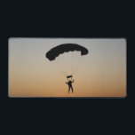 Skydiver Parachute bij Sunset Sky Diver Bureaumat<br><div class="desc">Skydiver parachute druppel op zonsondergang biedt een geweldig silhouet vlak voor de landing. Perfecte git voor luchtvaartliefhebbers, skydivers, parachutisten en mensen die geïnteresseerd zijn in het militaire, vliegende en vliegende duiken.</div>