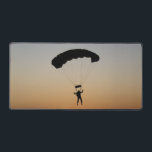 Skydiver Parachute bij Sunset Sky Diver Bureaumat<br><div class="desc">Skydiver parachute druppel op zonsondergang biedt een geweldig silhouet vlak voor de landing. Perfecte git voor luchtvaartliefhebbers, skydivers, parachutisten en mensen die geïnteresseerd zijn in het militaire, vliegende en vliegende duiken.</div>