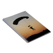 Skydiver Parachute bij Sunset Sky Diver Notitieboek (Rechterzijde)