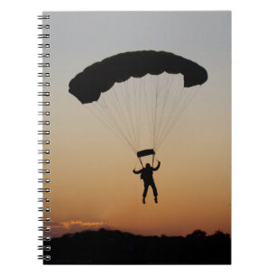 Skydiver Parachute bij Sunset Sky Diver Notitieboek