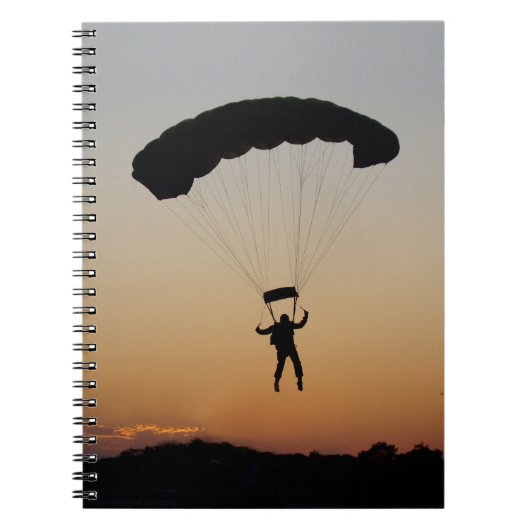 Skydiver Parachute bij Sunset Sky Diver Notitieboek (Voorkant)