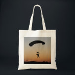 Skydiver Parachute bij Sunset Sky Diver Tote Bag<br><div class="desc">Skydiver parachute druppel op zonsondergang biedt een geweldig silhouet vlak voor de landing. Perfecte git voor luchtvaartliefhebbers, skydivers, parachutisten en mensen die geïnteresseerd zijn in het militaire, vliegende en vliegende duiken.</div>