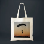 Skydiver Parachute bij Sunset Sky Diver Tote Bag<br><div class="desc">Skydiver parachute druppel op zonsondergang biedt een geweldig silhouet vlak voor de landing. Perfecte git voor luchtvaartliefhebbers,  skydivers,  parachutisten en mensen die geïnteresseerd zijn in het militaire,  vliegende en vliegende duiken.</div>