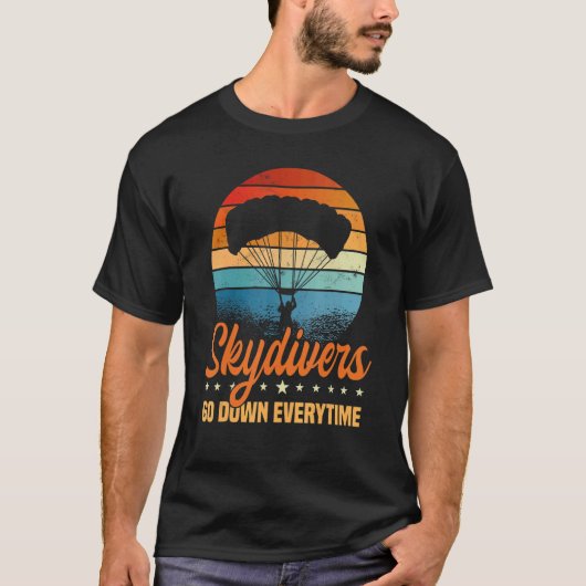 Skydivers gaan elke keer naar beneden parachute Sk T-shirt (Voorkant)