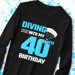 Skydiving Birthday - 40th - First Time Skydiving T-shirt<br><div class="desc">Dit leuke skydiver-ontwerp is perfect voor een 40-jarige die voor het eerst met een tandem springt voor hun 40ste verjaardag! Een geweldige manier om de gelegenheid te markeren en iemand te verrassen met hun eerste skydive-springervaring! Hij biedt skydiver met open parachute-afbeelding met het citaat "Diving in My 40th Birthday". Ideaal...</div>