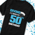 Skydiving Birthday - 50th - First Time Skydiving T-shirt<br><div class="desc">Dit leuke skydiver-ontwerp is perfect voor een 50-jarige die voor het eerst met een tandem springt voor hun 50ste verjaardag! Een geweldige manier om de gelegenheid te markeren en iemand te verrassen met hun eerste skydive-springervaring! Hij biedt een skydiver met open parachute-afbeelding met het citaat "Diving in My 50th Birthday"....</div>