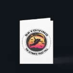 Skydiving the Ultimate Trust Herfst Kaart<br><div class="desc">Ervaar de ultieme haast met ons Parachuting-ontwerp. Met het gezegde 'Skydiving the ultieme trust herfst' is het het perfecte geschenk voor de adrenaline junkie in je leven. Maak je klaar om door de hemel te vliegen als een vogel met ons Parachuting-ontwerp. Of je nu een ervaren skydiver of een eerste-timer...</div>