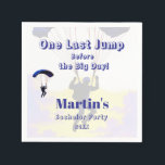 Skydiving vrijgezellenfeest Fun Thema Avontuur Servet<br><div class="desc">Vier de laatste grote sprong van de bruidegom voor het huwelijk met onze Skydiving Bachelor Party Collectie! Van gewaagde parachute graphics tot grappige adrenaline-geïnspireerde slogans, deze collectie is ontworpen voor avontuurlijke bruidegoms en hun vrienden. Perfect voor het creëren van een hoogenergetisch, onvergetelijk feest, deze aanpasbare producten brengen de opwinding van...</div>