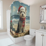 Skye Terrier Dog Christmas  Beach Douchegordijn<br><div class="desc">Breng de warmte van de feestdagen naar de kust met dit charmante, op vintages geïnspireerde ontwerp met een feestelijke hond die op een sereen strand zit. Met een klassieke vakantietoets van nostalgische tinten en kustvibes, vangt dit kunstwerk de magie van Kerstmis door het zee. Perfect voor het verspreiden van feestvreugde,...</div>