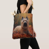 Skye Terrier in herfstbladeren valt inspireren Tote Bag (Dichtbij)