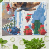 Skye Terrier loopt in de sneeuw met kerst Pet Theedoek (Gevouwen)