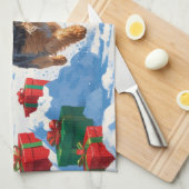 Skye Terrier loopt in de sneeuw met kerst Pet Theedoek (Quarter Fold)