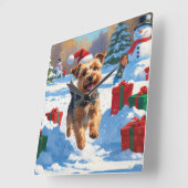 Skye Terrier Rent in de Sneeuw met Kerstmuts Vierkante Klok (Hoek)